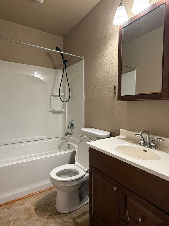 Building Photo - 3 Bedroom 1.5 Bath / House