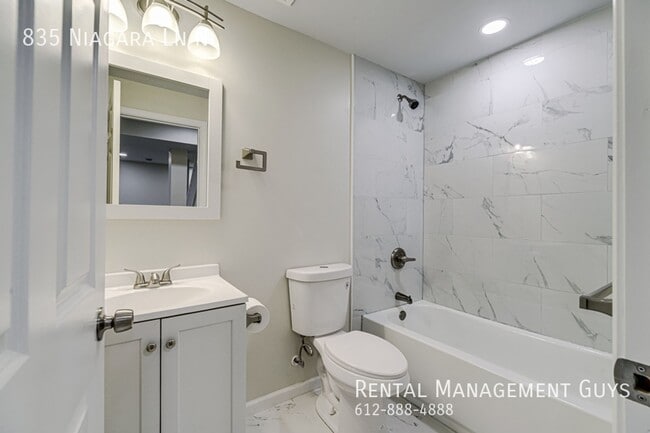 Building Photo - Stunning 4 Bedroom Home! Wayzata School District!