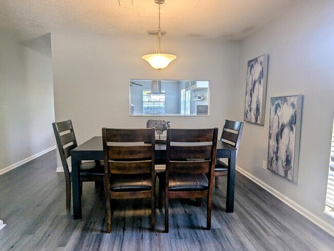 Building Photo - 1352 Riverside Cir