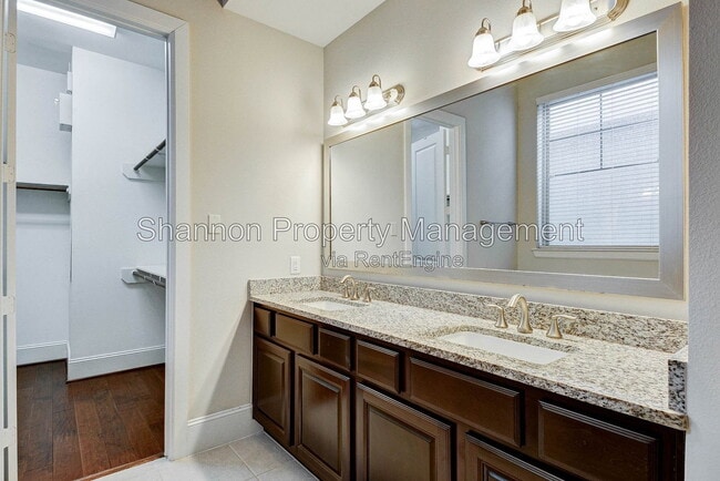 Building Photo - 720 N Shepherd Dr
