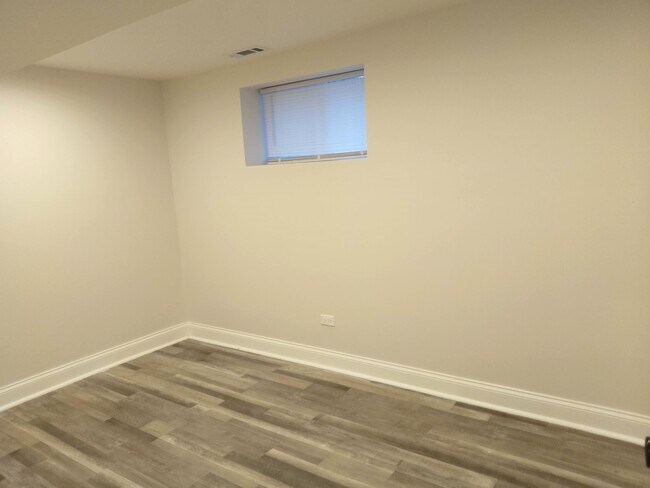 Building Photo - 722 W 59th St