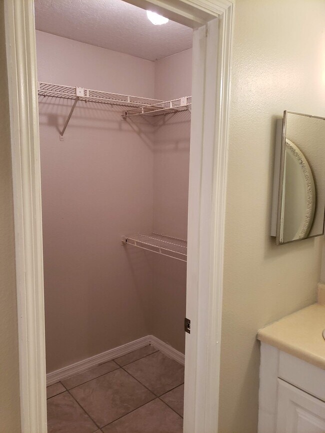 Building Photo - 3 Bed, 2 Bath, 1 Car garage.