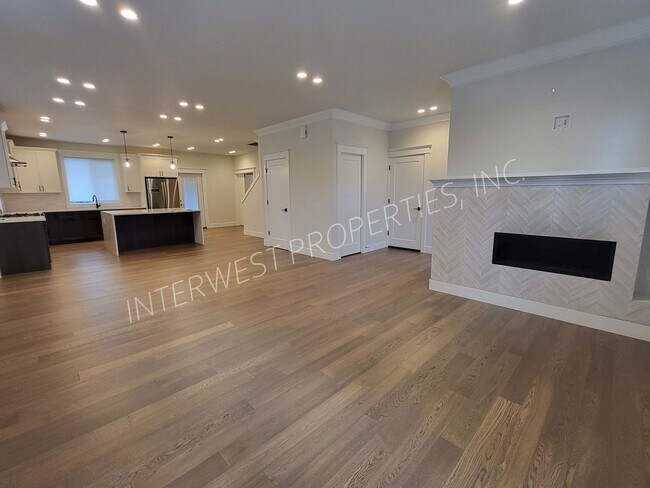 Building Photo - 4 bd 3.5ba dream home in the heart of the Woodlawn District w/Washer/Dryer, Garage & Gas Fireplace!