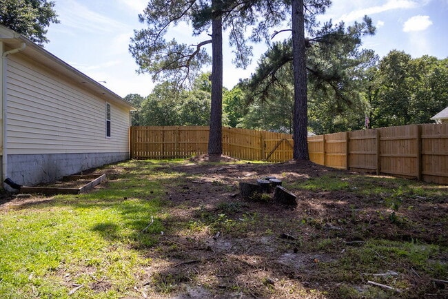 Building Photo - **HALF OFF FIRST MONTHS RENT**3 bedrooms, Fenced in backyard, 12x24 shed, NO breed restrictions!