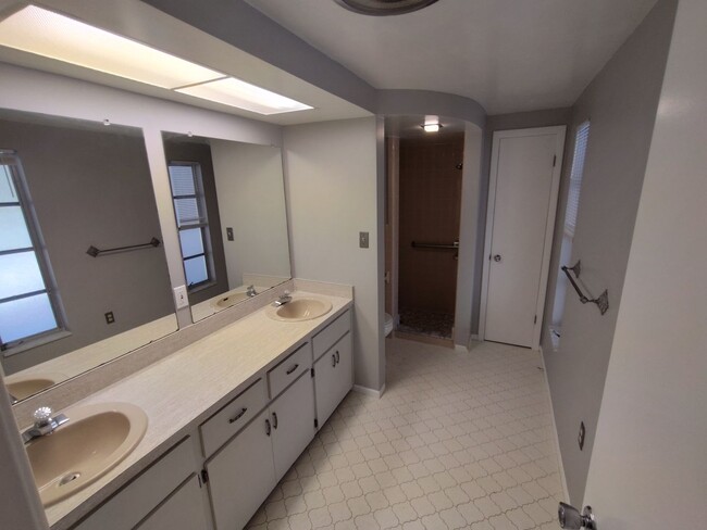 Building Photo - Coming Soon!!  Avaliable May 1, 2025 Spaci...