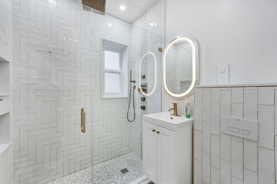Building Photo - 251 E 46th St