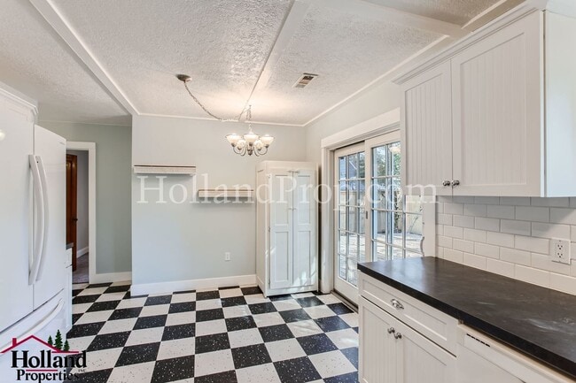 Building Photo - Charming Hillsboro Retreat: Cozy Single-Level Home with Greenhouse & Kids' Clubhouse!