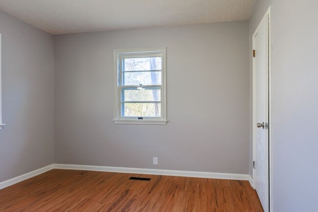 Building Photo - Gorgeous 4 bed 2 bath single-family home i...
