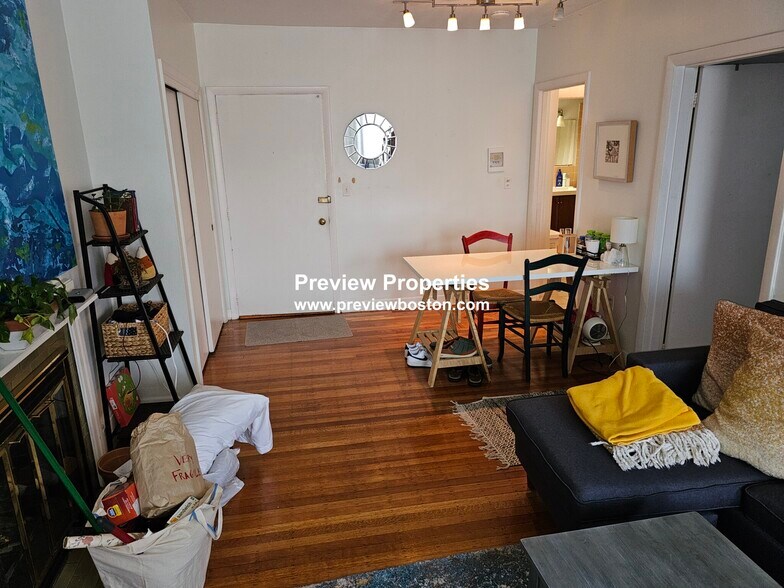 Building Photo - 922 Beacon St