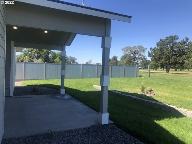Building Photo - Golf Course living