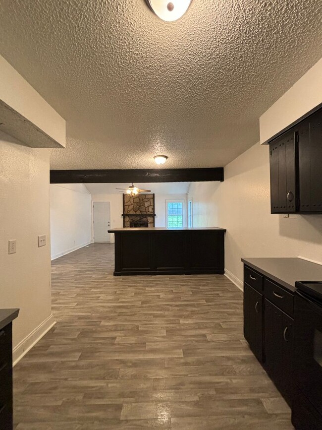 Building Photo - 2 bedroom 2 full bath 1 car garage availab...