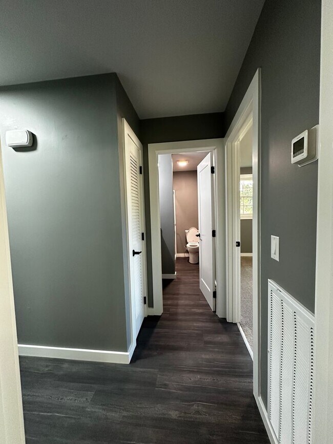 Building Photo - Fully Renovated in the Heart of Hendersonv...
