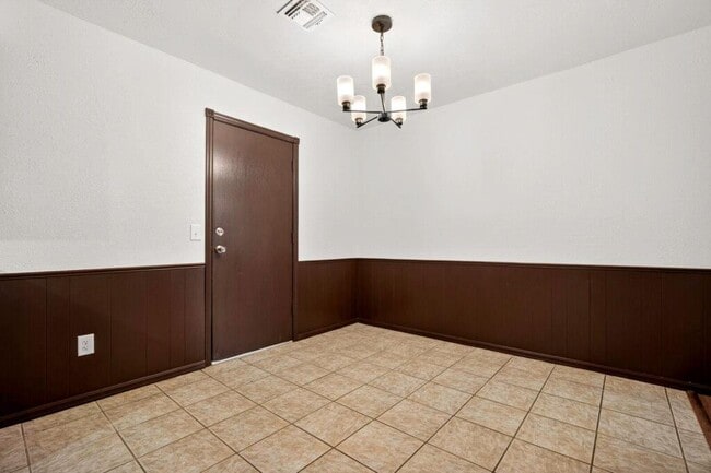Building Photo - 742 W Juniper Dr