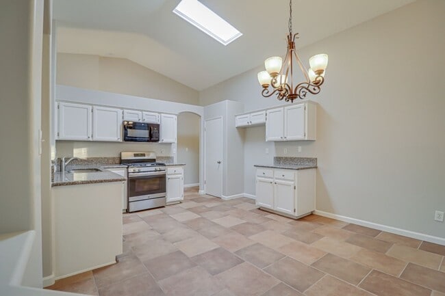 Building Photo - Home in NW Bakersfield!