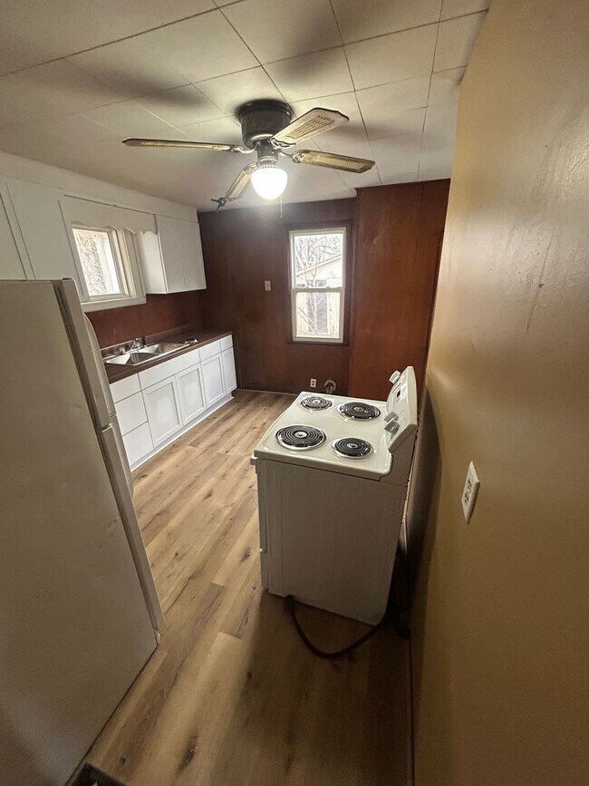 Building Photo - 606 E Riverside Dr