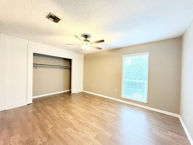 Building Photo - 403 Fox Run Ave