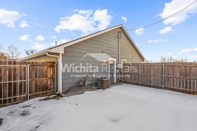 Building Photo - 3 Bedroom 2 Bathroom Duplex on the West si...