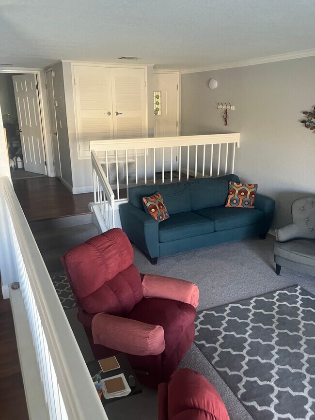 Building Photo - 1800 Club House Dr