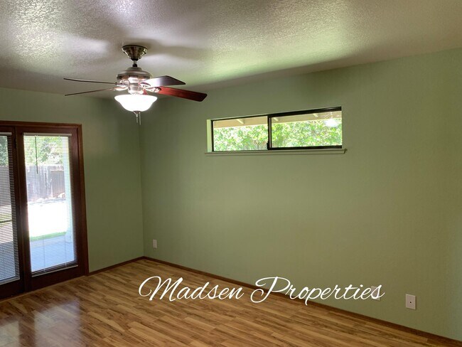 Building Photo - 9 Glenoak Ct