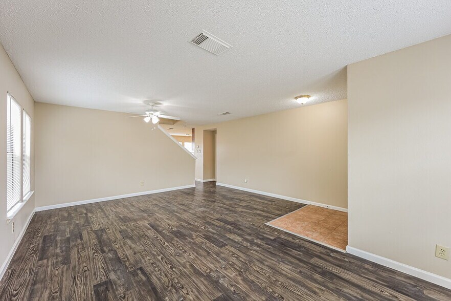 Building Photo - 5902 Encanto Point Dr