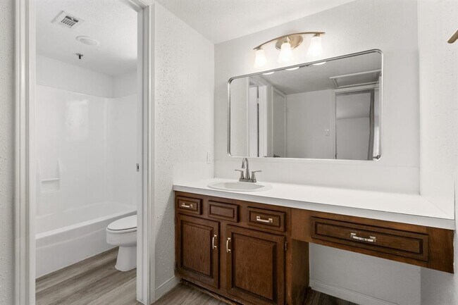 Building Photo - 80 Lakeview Village