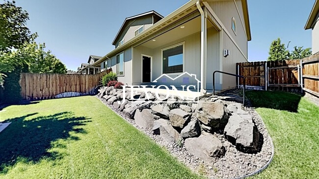 Building Photo - Spacious duplex with master bedroom, backy...