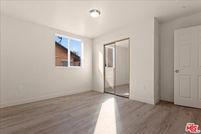 Building Photo - 707 W 80th St