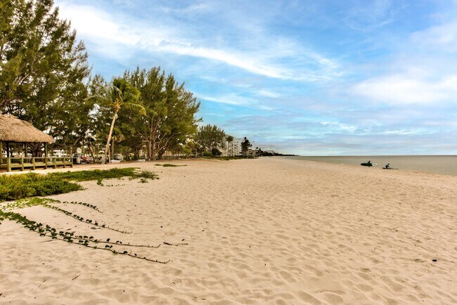 Building Photo - Condo on the Beach in the Moorings