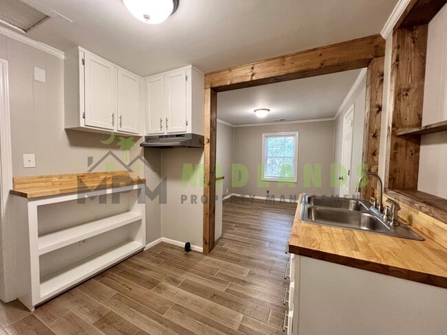 Building Photo - 610 W Hampton Ave