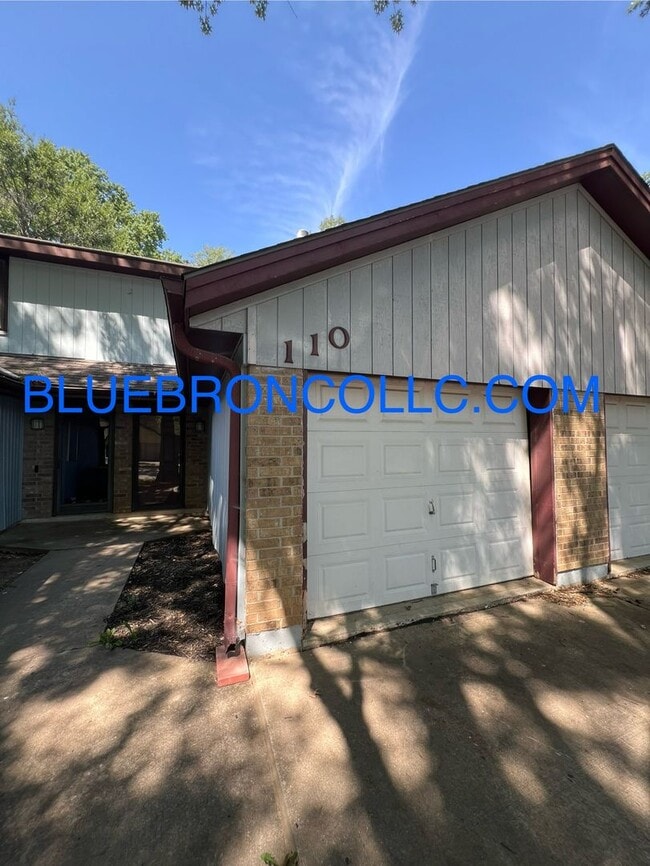Building Photo - New flooring and fresh paint in this spaci...
