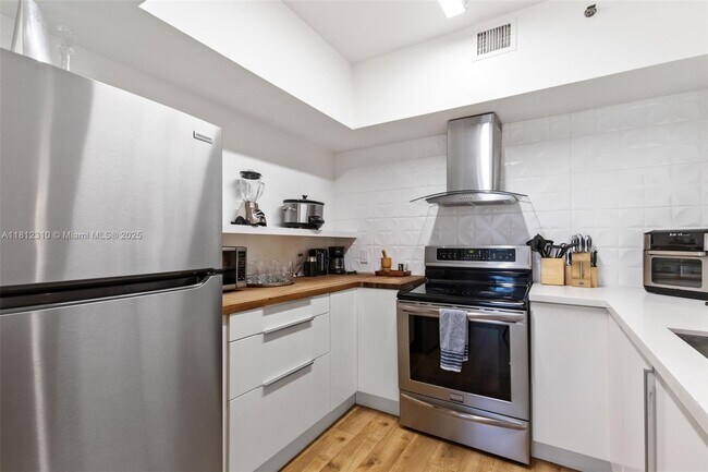 Building Photo - 19999 E Country Club Dr