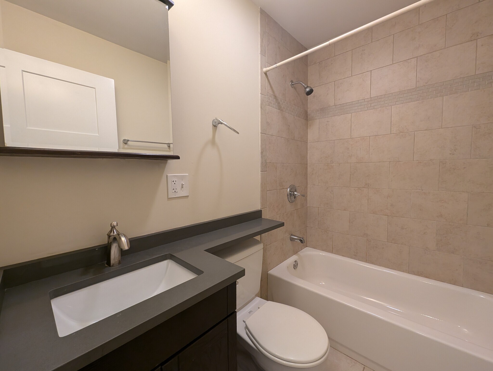 Building Photo - 557 W Arlington Pl
