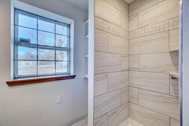 Building Photo - Beautiful 2 bed Ranch style home on 5 acres!