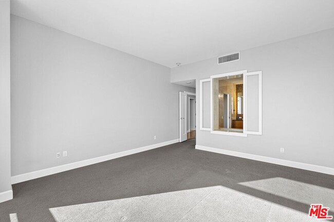 Building Photo - 900 W Olympic Blvd