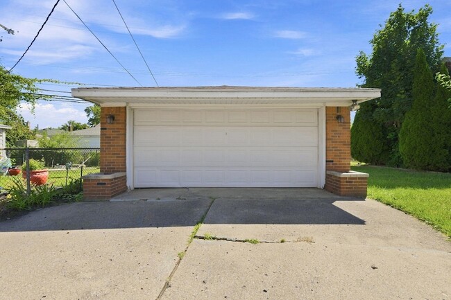 Building Photo - 11386 Hemingway St