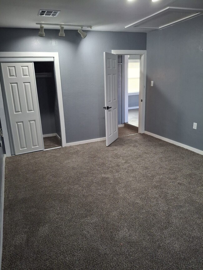 Building Photo - 2611 NW 46th Pl