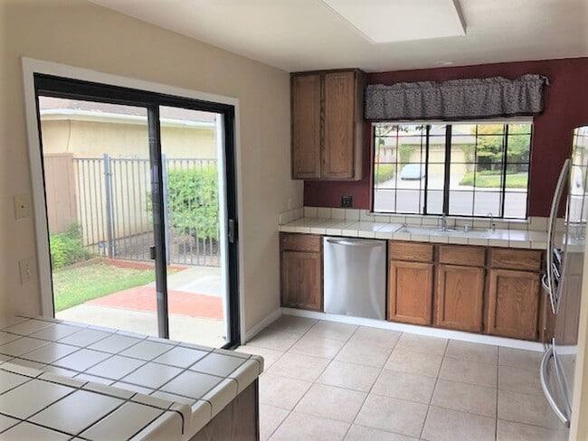 Building Photo - Great Neighborhood - 3 bedroom house with ...