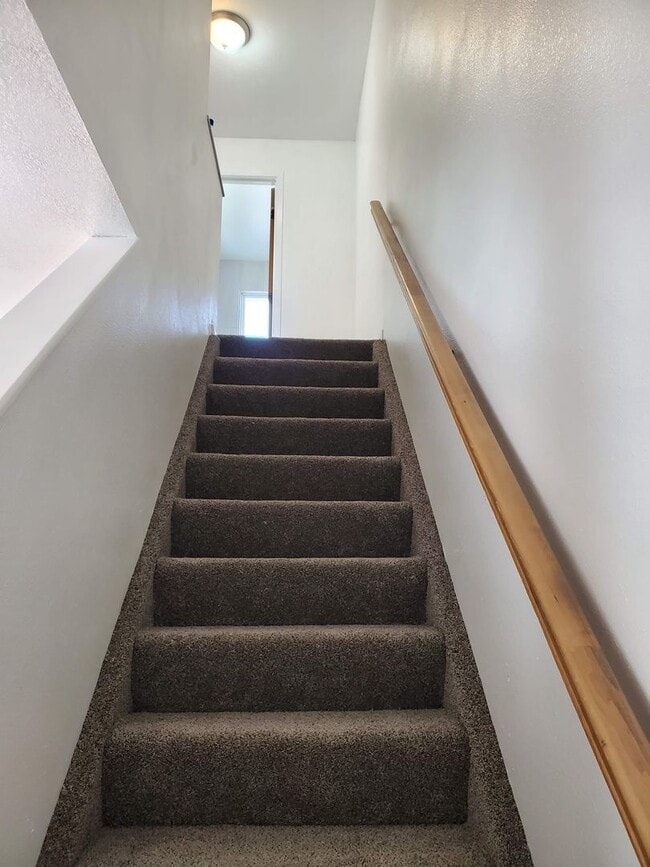 Building Photo - Townhome (end unit) with 2 bedrooms, 1.5 bath