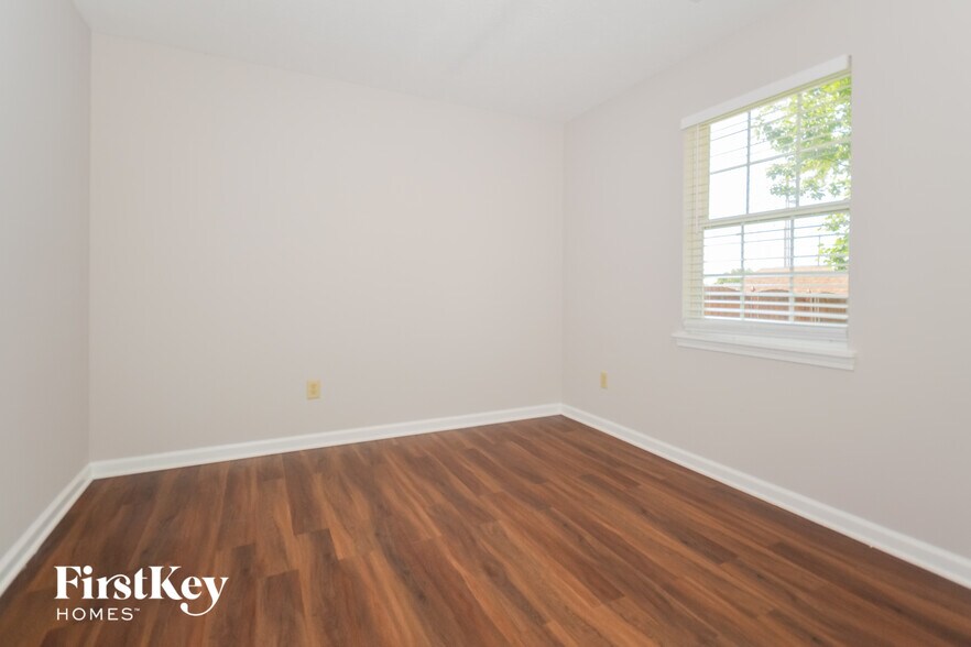 Building Photo - 1050 Oak Leaf Rd