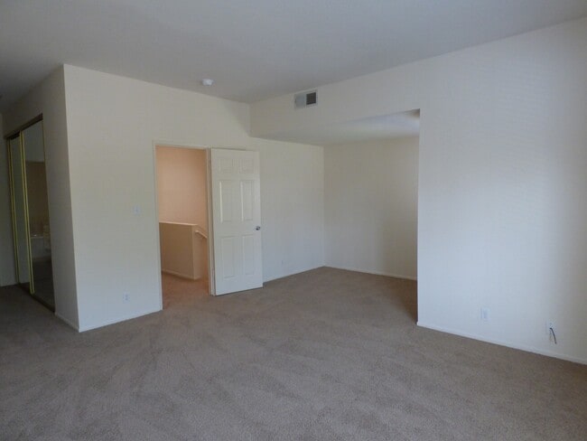 Building Photo - Bright, spacious townhouse located in UTC area, convenient to shopping and public transportation.