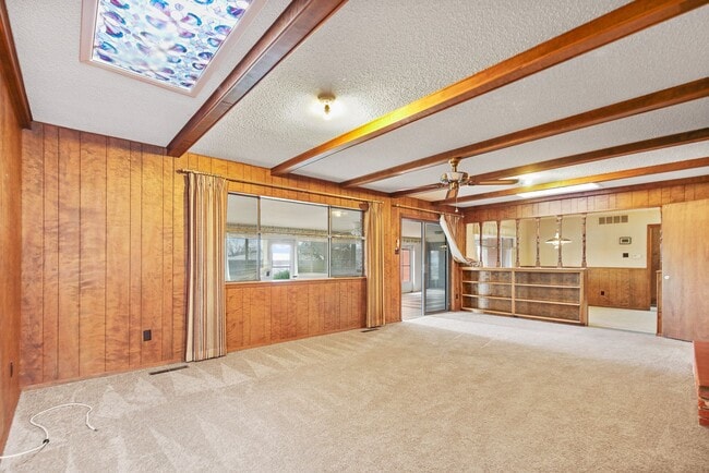 Building Photo - 3 Bedroom 2 Bath Conveniently Located House!