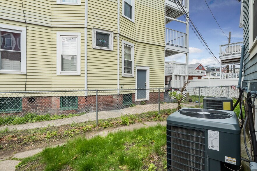 Building Photo - 1740 Columbia Rd