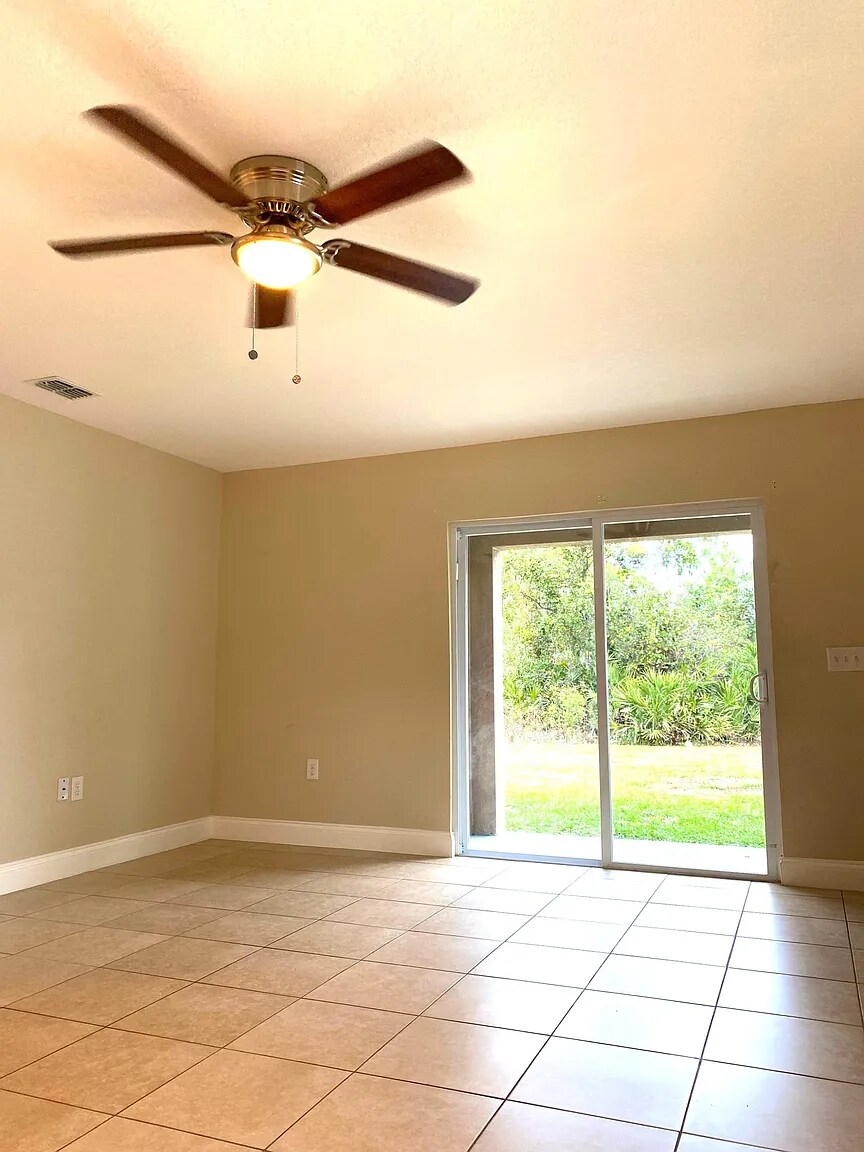 Building Photo - 484 Martigues Dr