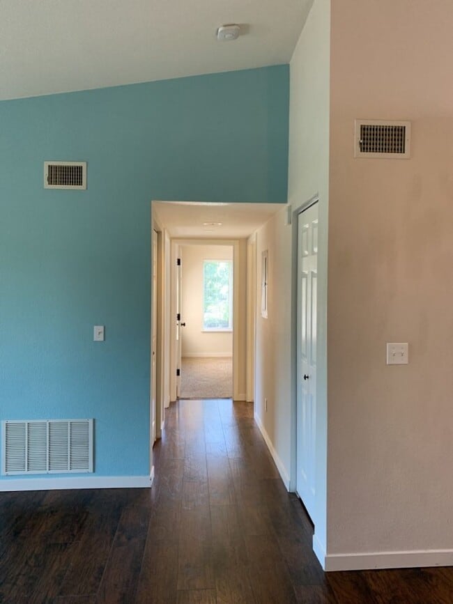 Building Photo - STUDENTS WELCOME! Remodeled 2 Bedroom 2 Bathroom Second-Floor Condo