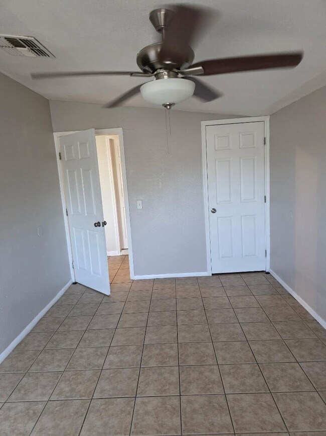 Building Photo - 1320 W Sahuaro Dr