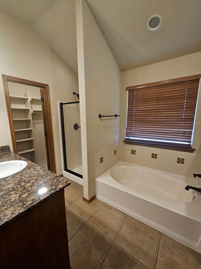 Building Photo - 3 (Bed)/(2) Bath + Office in Royal Oaks. N...