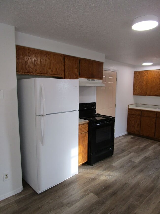 Building Photo - 2 Bedroom Duplex Near Library - Water/Sewe...