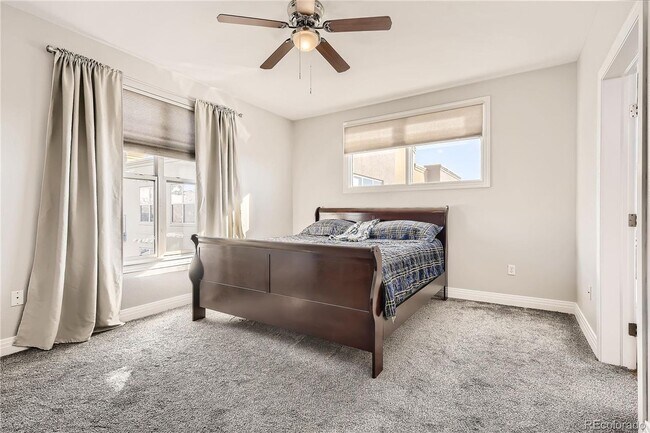 Building Photo - Remodeled top floor penthouse ,corner unit with stunning views!