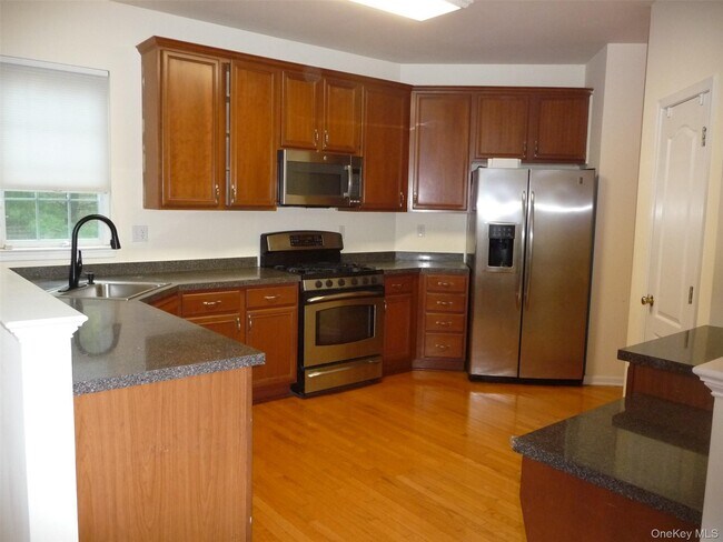 Building Photo - 220 Roosevelt Dr