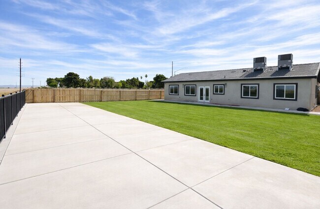 Building Photo - Executive Retreat in Brawley: Spacious 5-Bedroom Home Ideal for Corporate Stays or Refined Family...